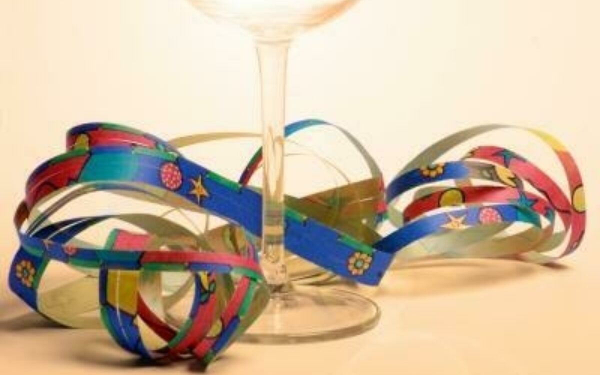 1612789754luftschlange mit glas pmkijufa pixelio de 1612789754luftschlange mit glas pmkijufa pixelio de